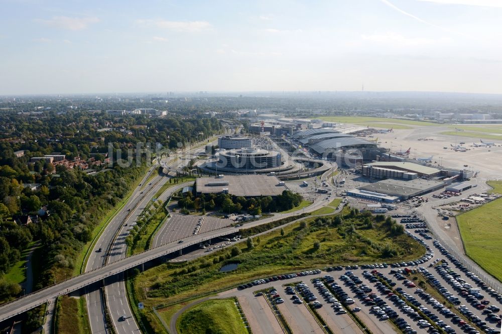 Luftbild Hamburg - Abfertigungs- Gebäude und Terminals auf dem Gelände des Flughafen in Hamburg