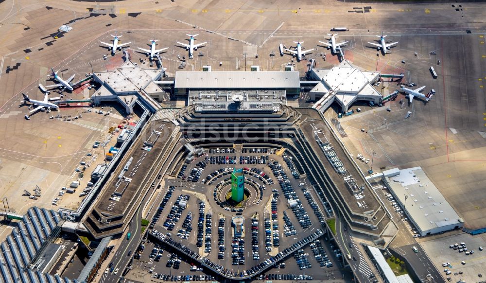 Köln von oben - Abfertigungs- Gebäude und Terminals auf dem Gelände des Flughafen in Köln im Bundesland Nordrhein-Westfalen, Deutschland