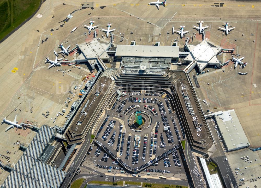 Köln von oben - Abfertigungs- Gebäude und Terminals auf dem Gelände des Flughafen in Köln im Bundesland Nordrhein-Westfalen, Deutschland