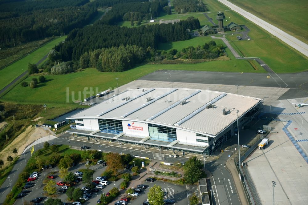 Laage aus der Vogelperspektive: Abfertigungs- Gebäude und Terminals auf dem Gelände des Flughafen in Laage im Bundesland Mecklenburg-Vorpommern, Deutschland