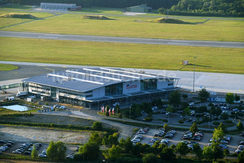 Laage aus der Vogelperspektive: Abfertigungs- Gebäude und Terminals auf dem Gelände des Flughafen in Laage im Bundesland Mecklenburg-Vorpommern, Deutschland