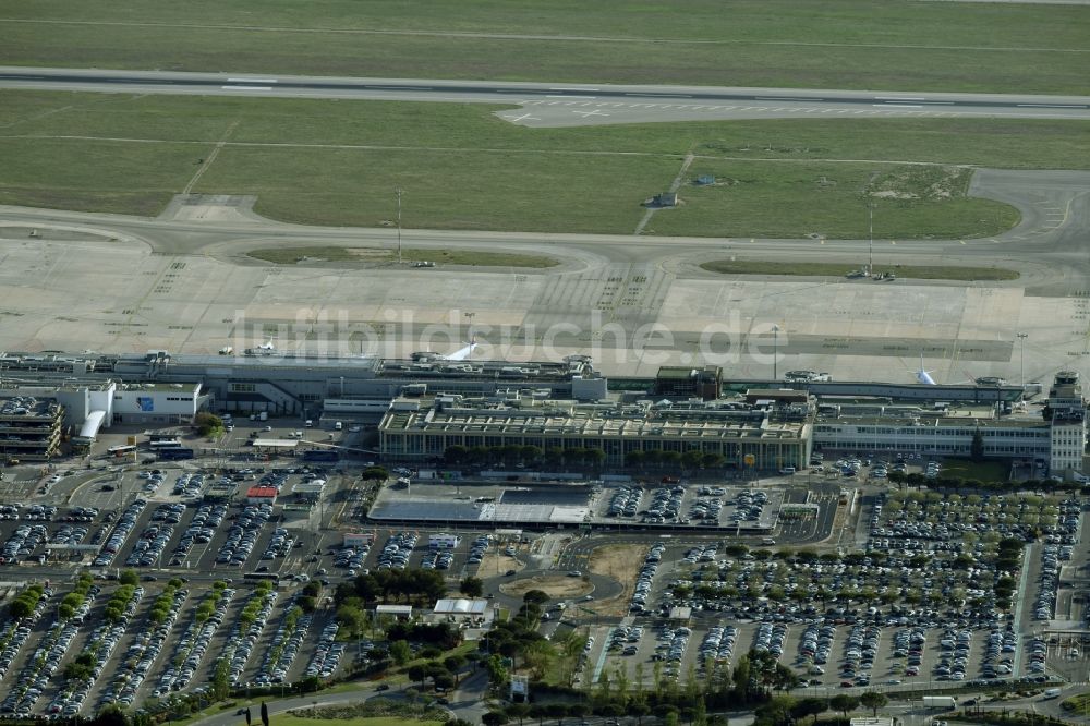 Marignane von oben - Abfertigungs- Gebäude und Terminals auf dem Gelände des Flughafen in Marignane in Provence-Alpes-Cote d'Azur, Frankreich