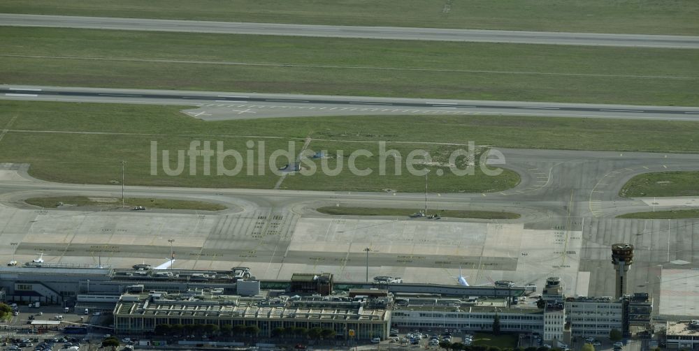 Marignane aus der Vogelperspektive: Abfertigungs- Gebäude und Terminals auf dem Gelände des Flughafen in Marignane in Provence-Alpes-Cote d'Azur, Frankreich