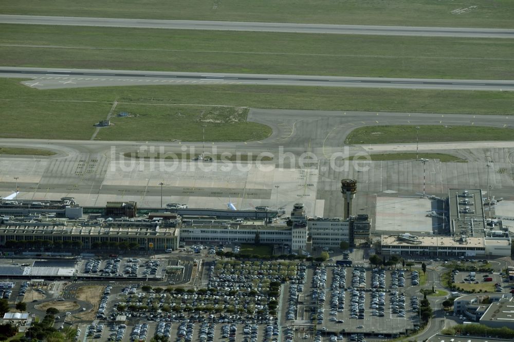 Luftbild Marignane - Abfertigungs- Gebäude und Terminals auf dem Gelände des Flughafen in Marignane in Provence-Alpes-Cote d'Azur, Frankreich