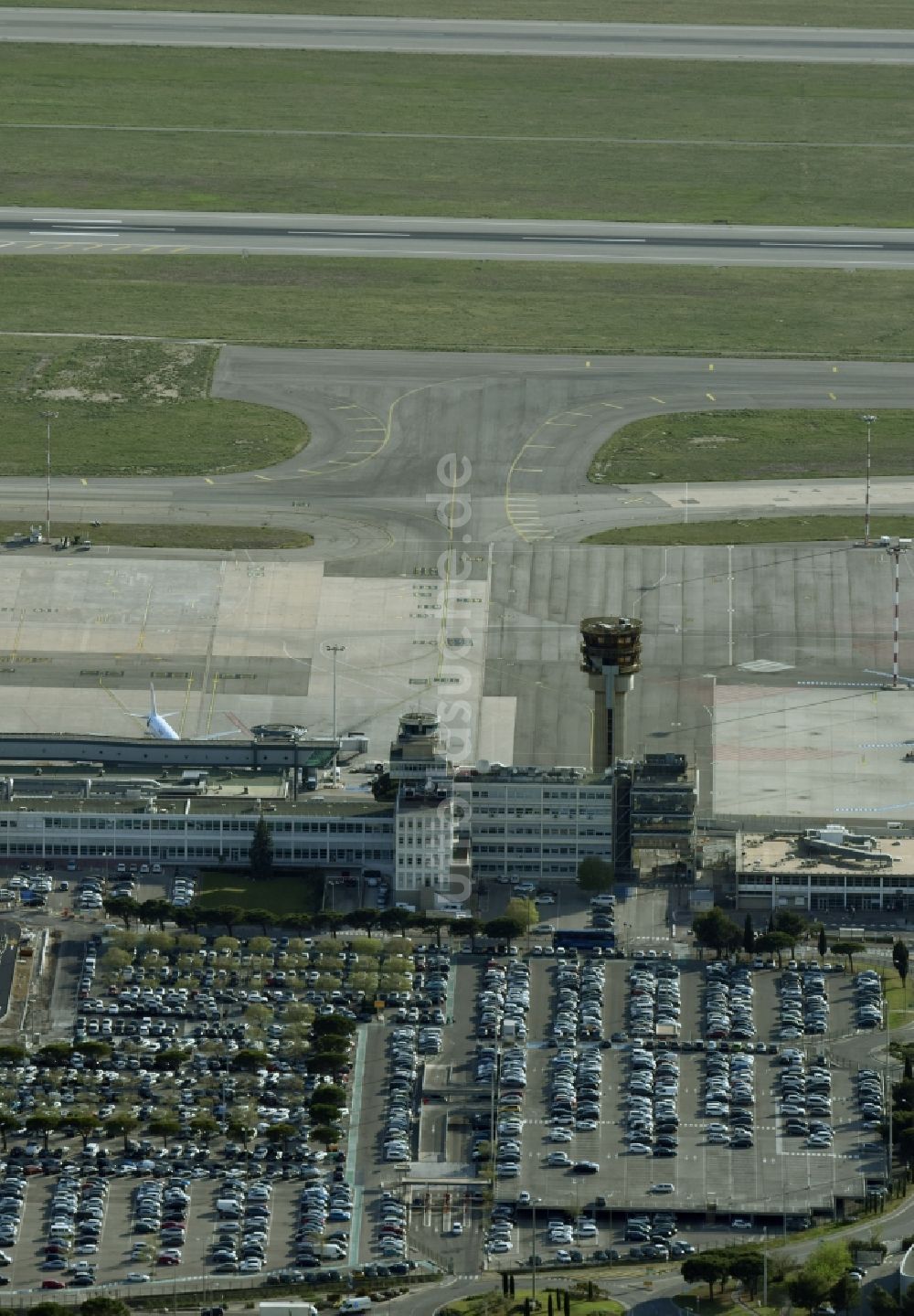 Marignane von oben - Abfertigungs- Gebäude und Terminals auf dem Gelände des Flughafen in Marignane in Provence-Alpes-Cote d'Azur, Frankreich