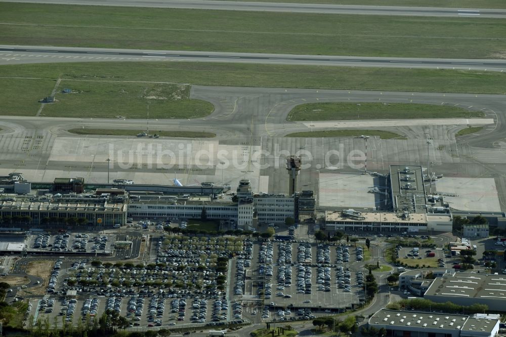 Marignane aus der Vogelperspektive: Abfertigungs- Gebäude und Terminals auf dem Gelände des Flughafen in Marignane in Provence-Alpes-Cote d'Azur, Frankreich