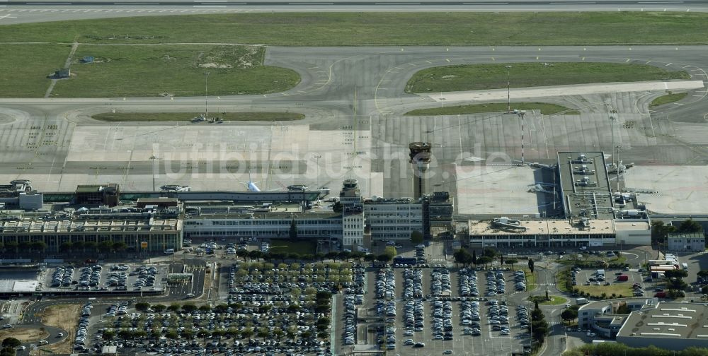 Luftbild Marignane - Abfertigungs- Gebäude und Terminals auf dem Gelände des Flughafen in Marignane in Provence-Alpes-Cote d'Azur, Frankreich