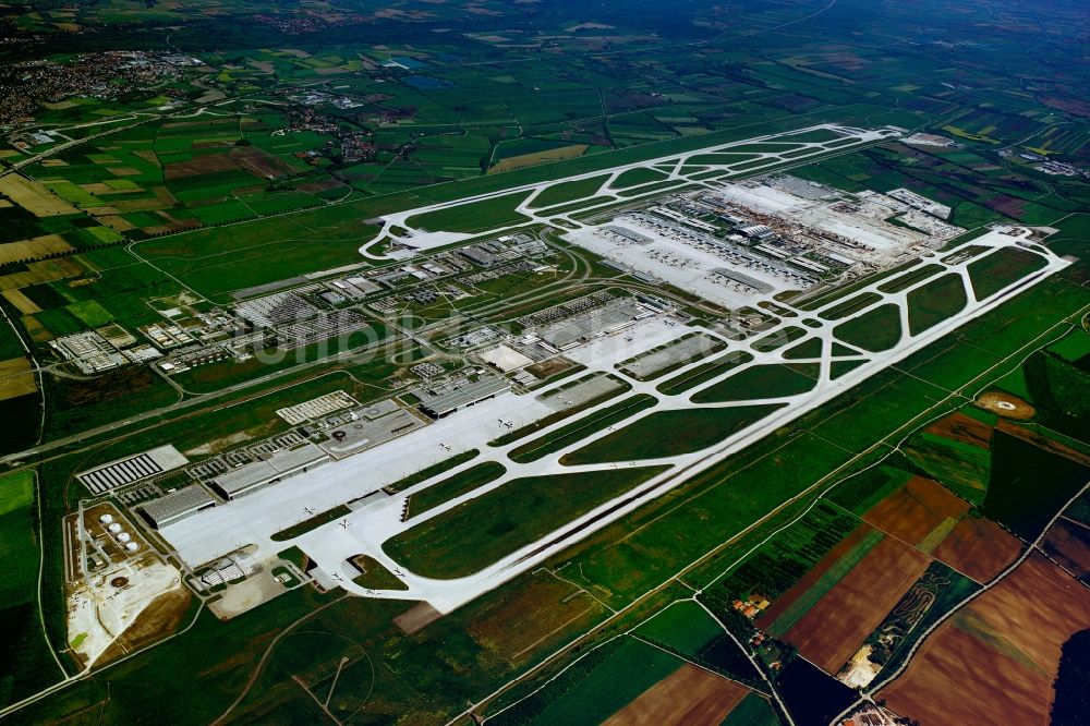 Luftbild München-Flughafen - Abfertigungs- Gebäude und Terminals auf dem Gelände des Flughafen in München-Flughafen im Bundesland Bayern