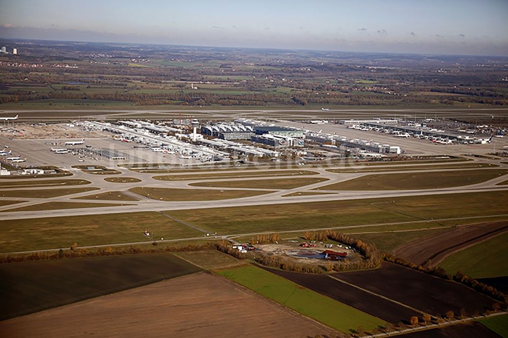 Luftaufnahme München-Flughafen - Abfertigungs- Gebäude und Terminals auf dem Gelände des Flughafen in München-Flughafen im Bundesland Bayern