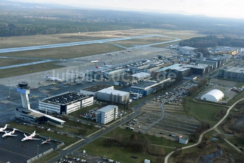 Nürnberg von oben - Abfertigungs- Gebäude und Terminals auf dem Gelände des Flughafen in Nürnberg im Bundesland Bayern