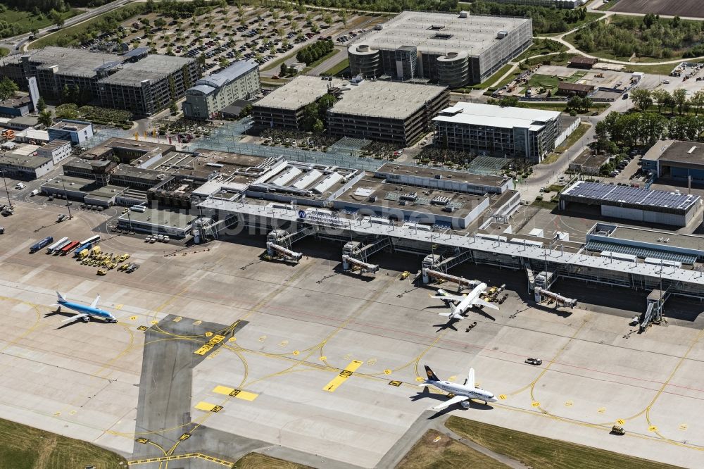 Luftaufnahme Nürnberg - Abfertigungs- Gebäude und Terminals auf dem Gelände des Flughafen in Nürnberg im Bundesland Bayern