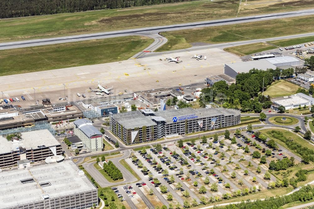 Nürnberg aus der Vogelperspektive: Abfertigungs- Gebäude und Terminals auf dem Gelände des Flughafen in Nürnberg im Bundesland Bayern