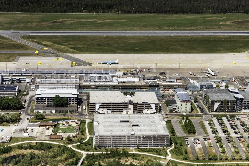 Luftbild Nürnberg - Abfertigungs- Gebäude und Terminals auf dem Gelände des Flughafen in Nürnberg im Bundesland Bayern