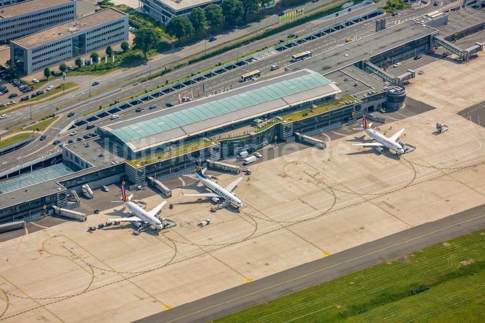 Luftbild Dortmund - Abfertigungs- Gebäude und Terminals auf dem Gelände des Flughafen im Ortsteil Brackel in Dortmund im Bundesland Nordrhein-Westfalen, Deutschland