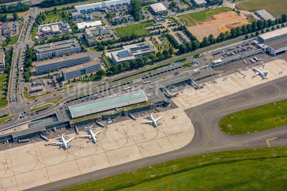 Luftaufnahme Dortmund - Abfertigungs- Gebäude und Terminals auf dem Gelände des Flughafen im Ortsteil Brackel in Dortmund im Bundesland Nordrhein-Westfalen, Deutschland