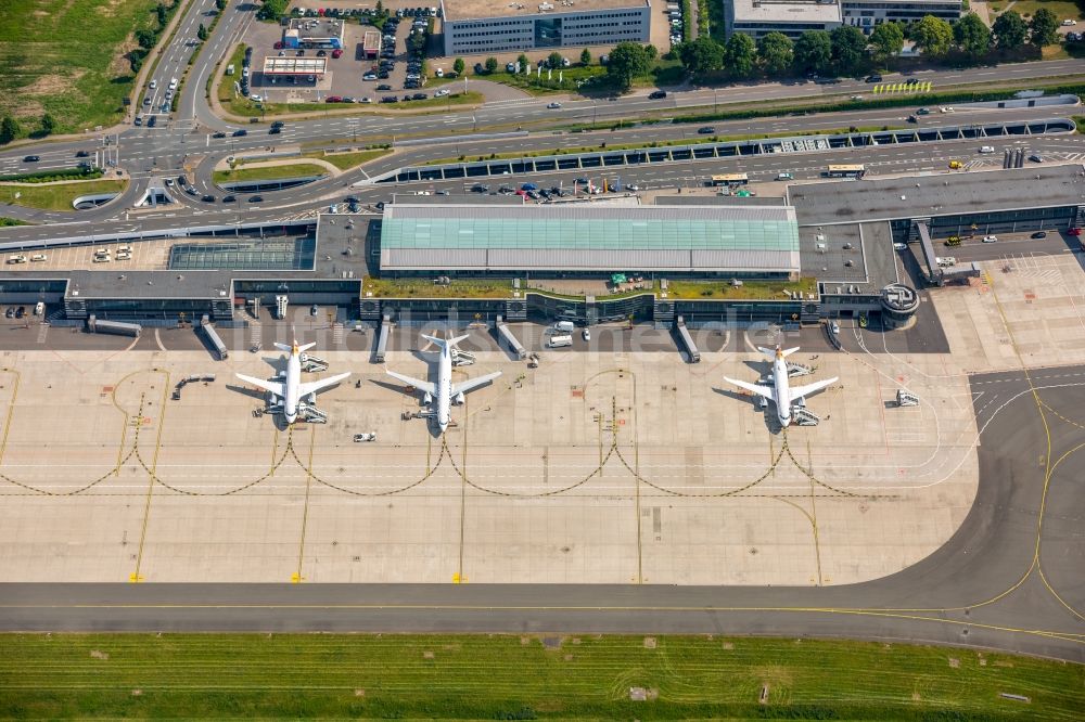 Dortmund von oben - Abfertigungs- Gebäude und Terminals auf dem Gelände des Flughafen im Ortsteil Brackel in Dortmund im Bundesland Nordrhein-Westfalen, Deutschland