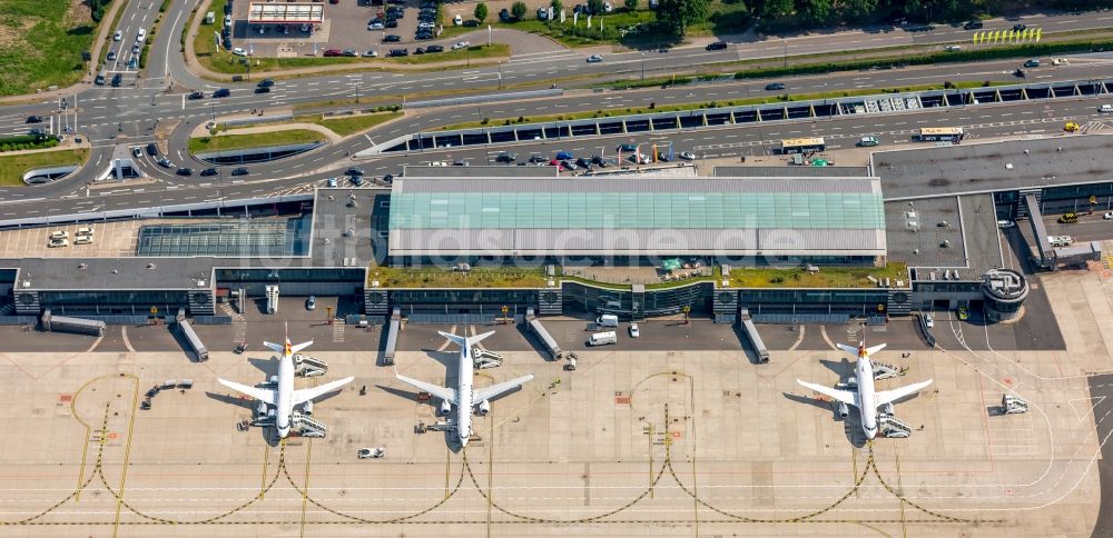 Dortmund aus der Vogelperspektive: Abfertigungs- Gebäude und Terminals auf dem Gelände des Flughafen im Ortsteil Brackel in Dortmund im Bundesland Nordrhein-Westfalen, Deutschland