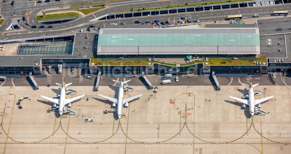 Luftaufnahme Dortmund - Abfertigungs- Gebäude und Terminals auf dem Gelände des Flughafen im Ortsteil Brackel in Dortmund im Bundesland Nordrhein-Westfalen, Deutschland