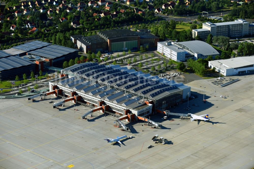 Dresden von oben - Abfertigungs- Gebäude und Terminals auf dem Gelände des Flughafen im Ortsteil Klotzsche in Dresden im Bundesland Sachsen, Deutschland