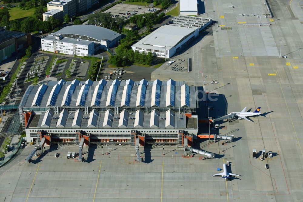 Dresden aus der Vogelperspektive: Abfertigungs- Gebäude und Terminals auf dem Gelände des Flughafen im Ortsteil Klotzsche in Dresden im Bundesland Sachsen, Deutschland