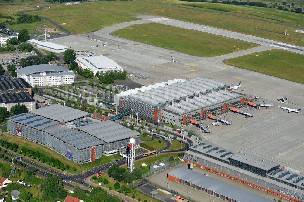 Dresden von oben - Abfertigungs- Gebäude und Terminals auf dem Gelände des Flughafen im Ortsteil Klotzsche in Dresden im Bundesland Sachsen, Deutschland