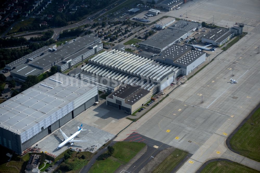 Dresden aus der Vogelperspektive: Abfertigungs- Gebäude und Terminals auf dem Gelände des Flughafen im Ortsteil Klotzsche in Dresden im Bundesland Sachsen, Deutschland