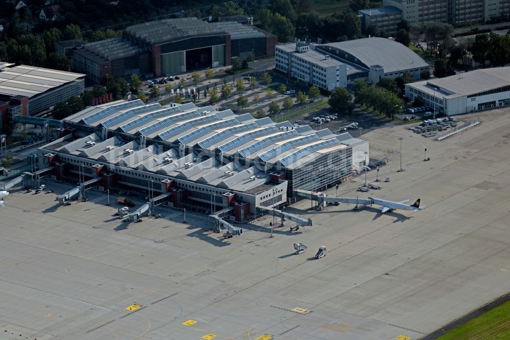 Luftbild Dresden - Abfertigungs- Gebäude und Terminals auf dem Gelände des Flughafen im Ortsteil Klotzsche in Dresden im Bundesland Sachsen, Deutschland