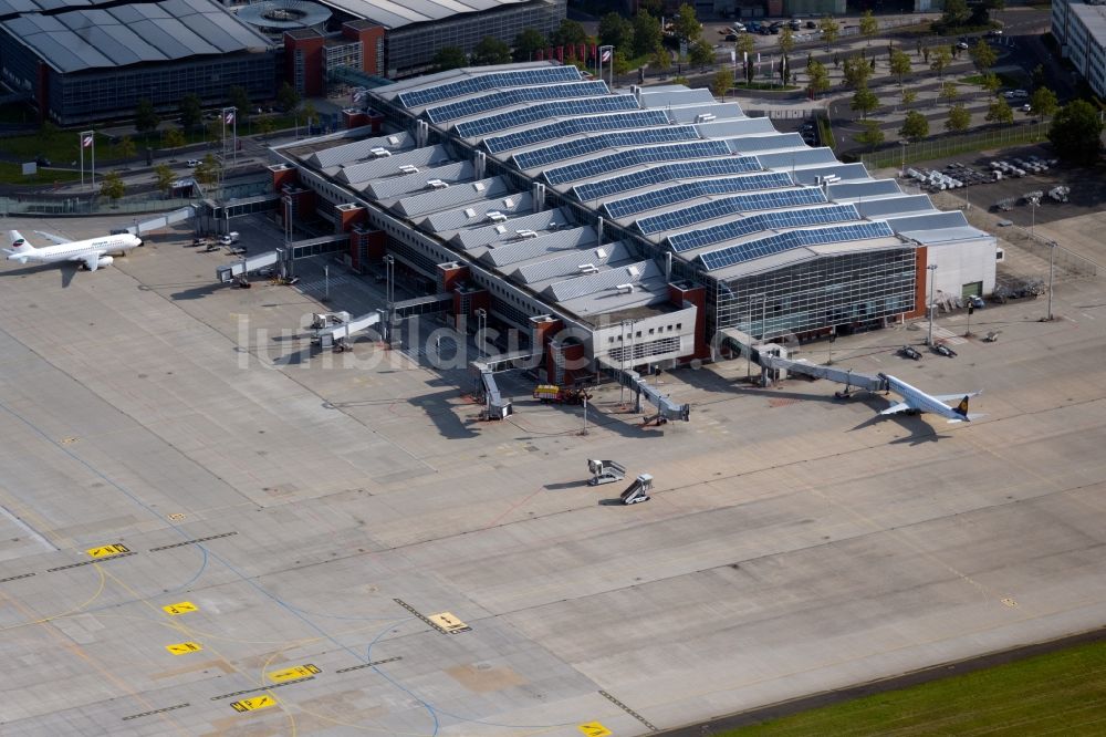 Luftaufnahme Dresden - Abfertigungs- Gebäude und Terminals auf dem Gelände des Flughafen im Ortsteil Klotzsche in Dresden im Bundesland Sachsen, Deutschland