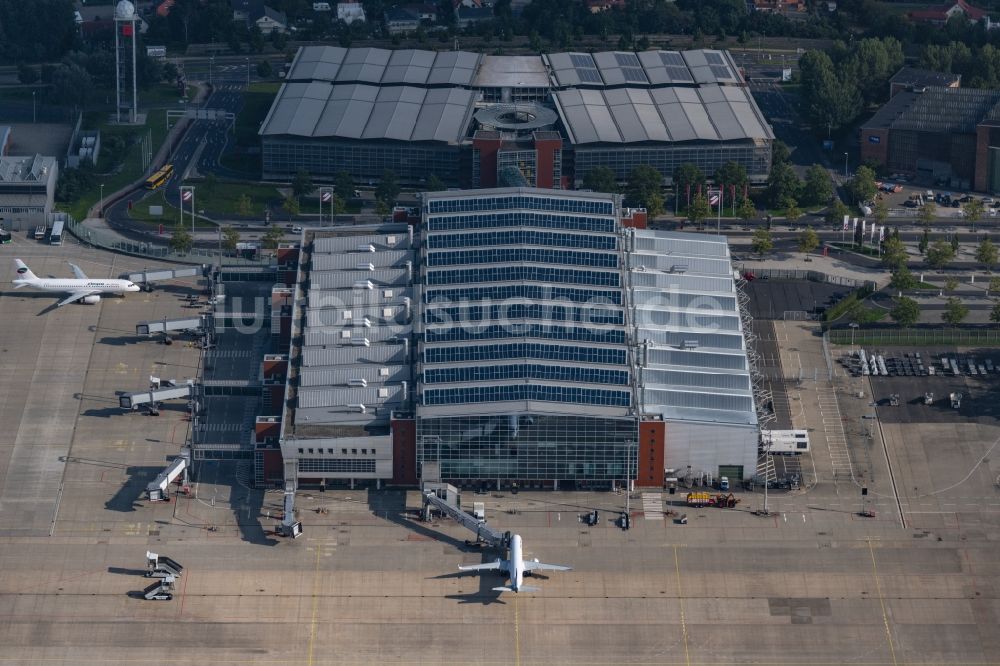 Dresden von oben - Abfertigungs- Gebäude und Terminals auf dem Gelände des Flughafen im Ortsteil Klotzsche in Dresden im Bundesland Sachsen, Deutschland