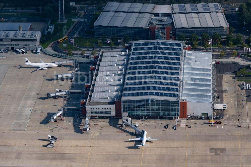 Dresden aus der Vogelperspektive: Abfertigungs- Gebäude und Terminals auf dem Gelände des Flughafen im Ortsteil Klotzsche in Dresden im Bundesland Sachsen, Deutschland