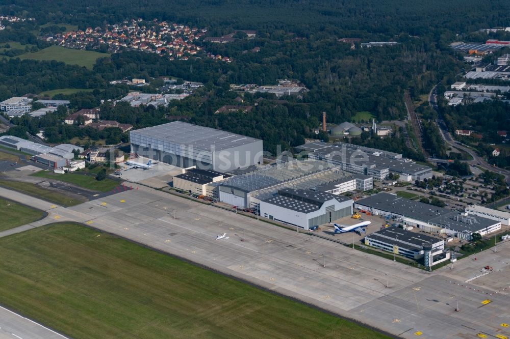 Luftbild Dresden - Abfertigungs- Gebäude und Terminals auf dem Gelände des Flughafen im Ortsteil Klotzsche in Dresden im Bundesland Sachsen, Deutschland