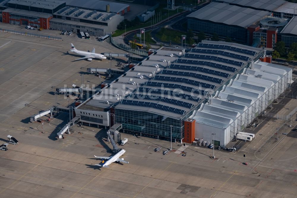 Luftaufnahme Dresden - Abfertigungs- Gebäude und Terminals auf dem Gelände des Flughafen im Ortsteil Klotzsche in Dresden im Bundesland Sachsen, Deutschland