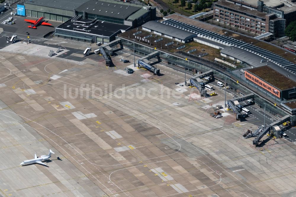 Bremen von oben - Abfertigungs- Gebäude und Terminals auf dem Gelände des Flughafen im Ortsteil Neuenland in Bremen, Deutschland