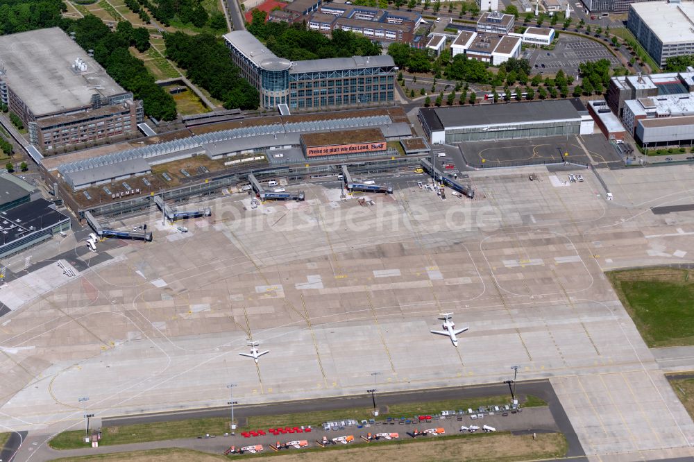 Luftaufnahme Bremen - Abfertigungs- Gebäude und Terminals auf dem Gelände des Flughafen im Ortsteil Neuenland in Bremen, Deutschland