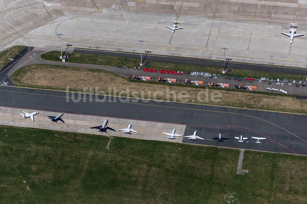 Bremen von oben - Abfertigungs- Gebäude und Terminals auf dem Gelände des Flughafen im Ortsteil Neuenland in Bremen, Deutschland