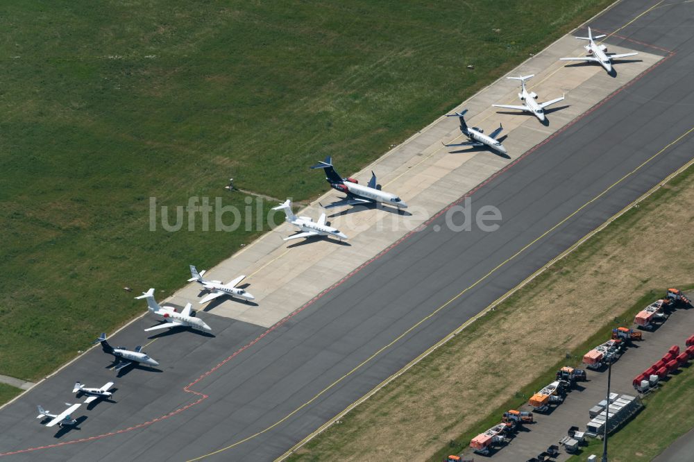 Luftbild Bremen - Abfertigungs- Gebäude und Terminals auf dem Gelände des Flughafen im Ortsteil Neuenland in Bremen, Deutschland