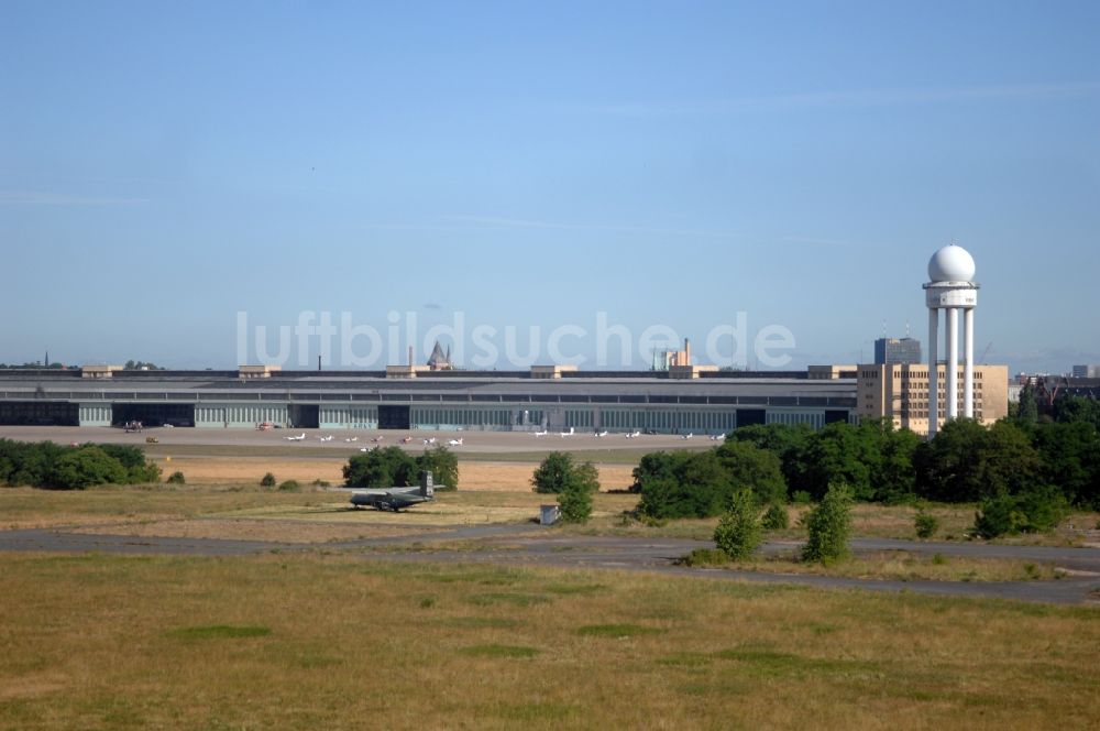 Luftaufnahme Berlin - Abfertigungs- Gebäude und Terminals auf dem Gelände des Flughafen im Ortsteil Tempelhof in Berlin, Deutschland