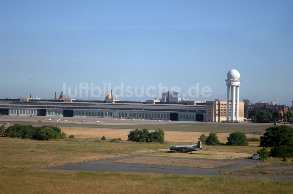 Berlin von oben - Abfertigungs- Gebäude und Terminals auf dem Gelände des Flughafen im Ortsteil Tempelhof in Berlin, Deutschland