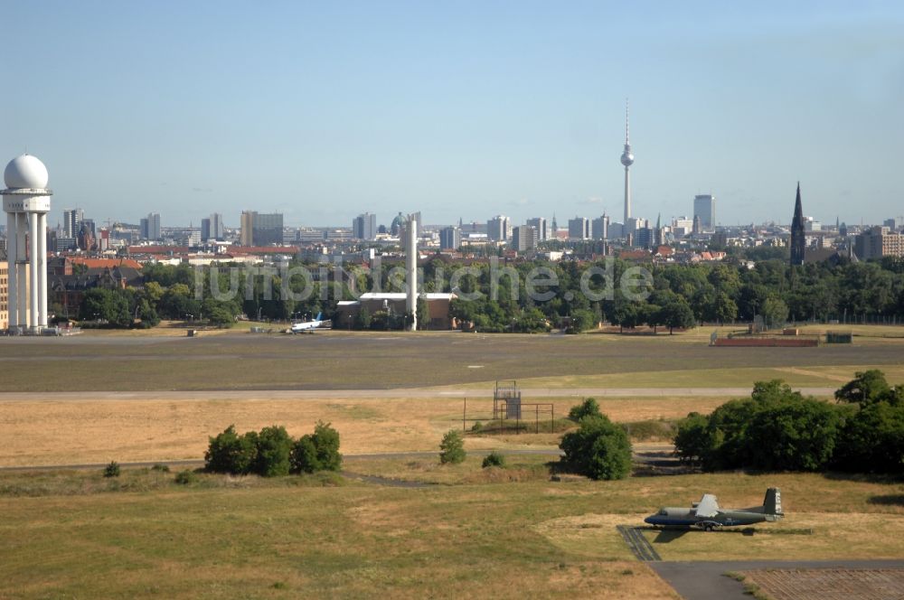 Berlin aus der Vogelperspektive: Abfertigungs- Gebäude und Terminals auf dem Gelände des Flughafen im Ortsteil Tempelhof in Berlin, Deutschland