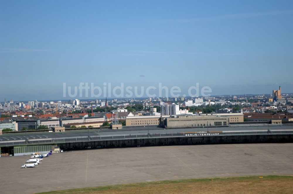 Luftbild Berlin - Abfertigungs- Gebäude und Terminals auf dem Gelände des Flughafen im Ortsteil Tempelhof in Berlin, Deutschland