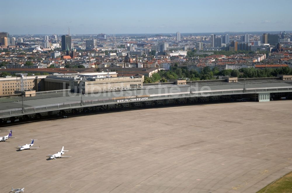 Luftaufnahme Berlin - Abfertigungs- Gebäude und Terminals auf dem Gelände des Flughafen im Ortsteil Tempelhof in Berlin, Deutschland