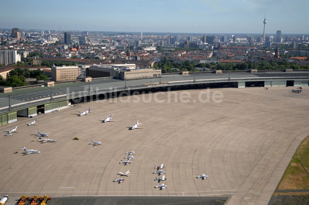 Berlin von oben - Abfertigungs- Gebäude und Terminals auf dem Gelände des Flughafen im Ortsteil Tempelhof in Berlin, Deutschland