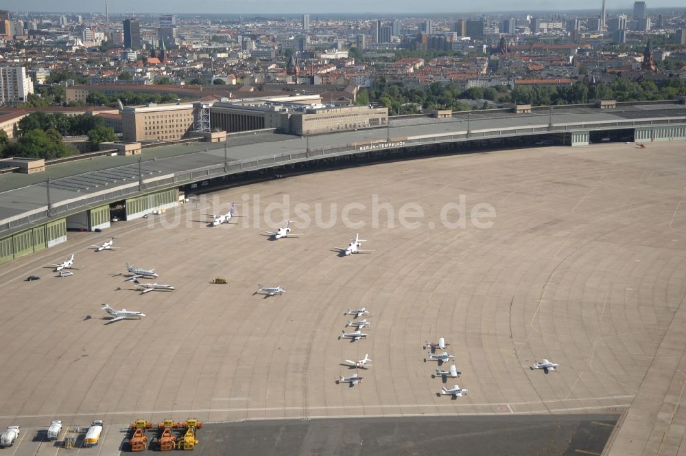 Berlin aus der Vogelperspektive: Abfertigungs- Gebäude und Terminals auf dem Gelände des Flughafen im Ortsteil Tempelhof in Berlin, Deutschland