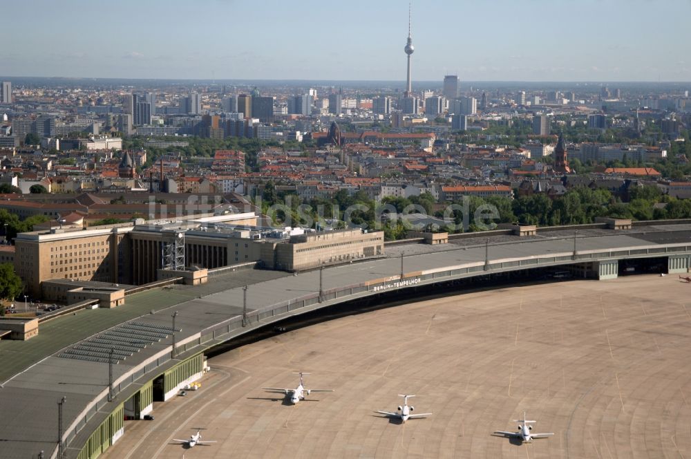 Luftbild Berlin - Abfertigungs- Gebäude und Terminals auf dem Gelände des Flughafen im Ortsteil Tempelhof in Berlin, Deutschland