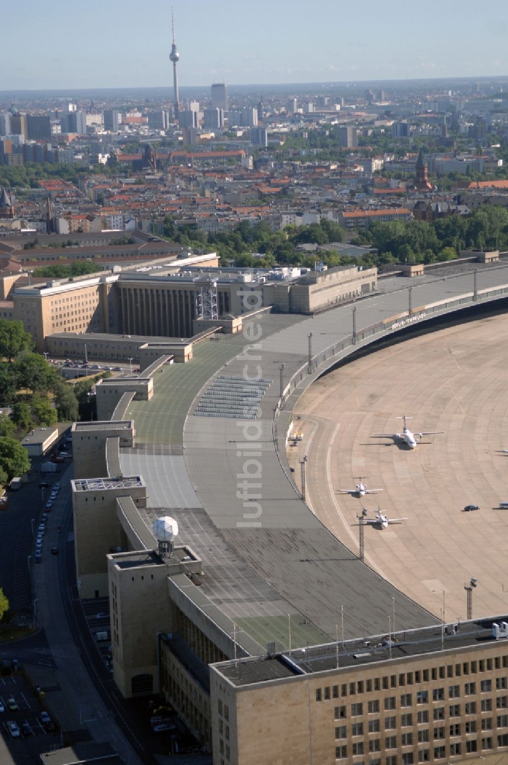 Berlin aus der Vogelperspektive: Abfertigungs- Gebäude und Terminals auf dem Gelände des Flughafen im Ortsteil Tempelhof in Berlin, Deutschland