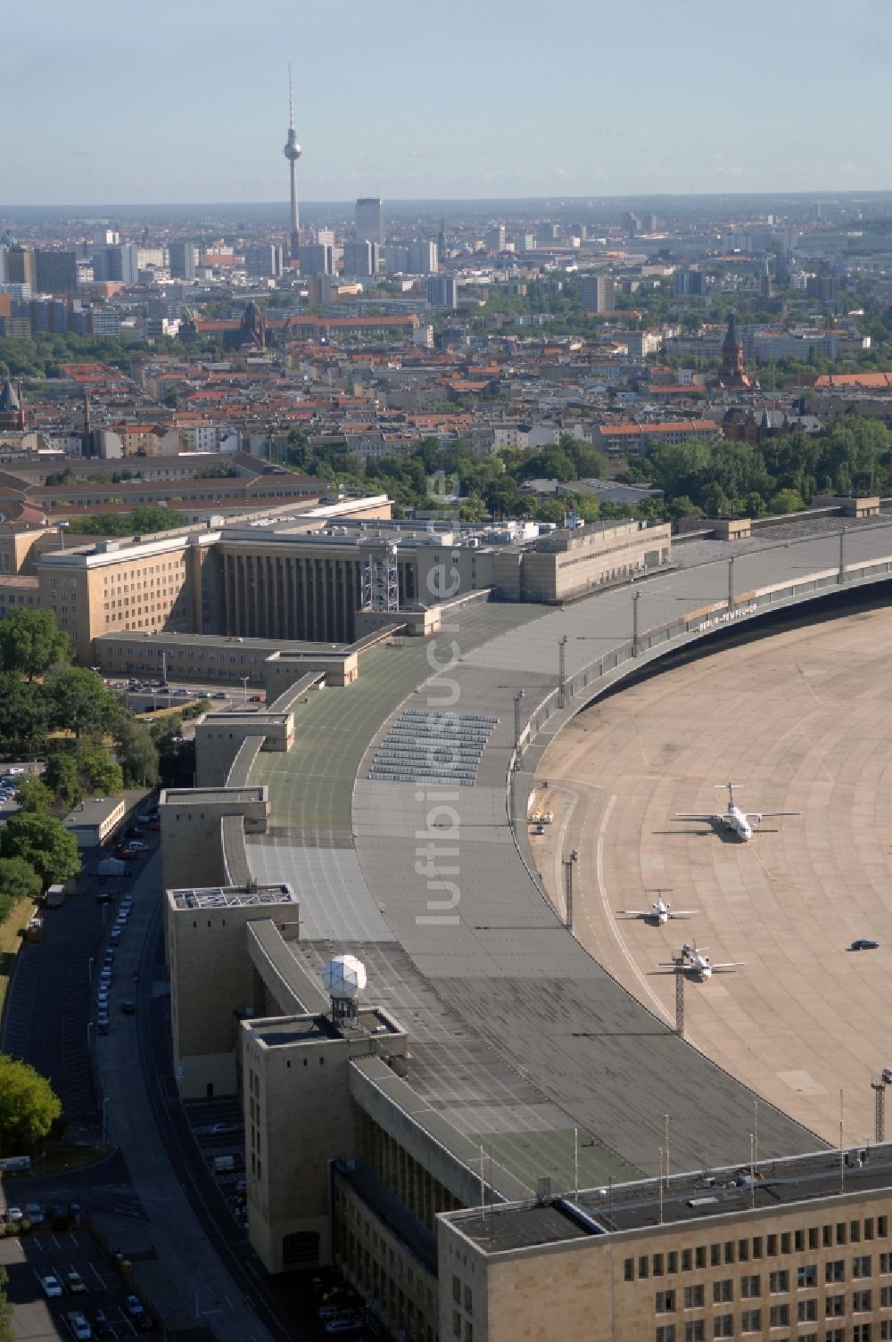 Luftbild Berlin - Abfertigungs- Gebäude und Terminals auf dem Gelände des Flughafen im Ortsteil Tempelhof in Berlin, Deutschland