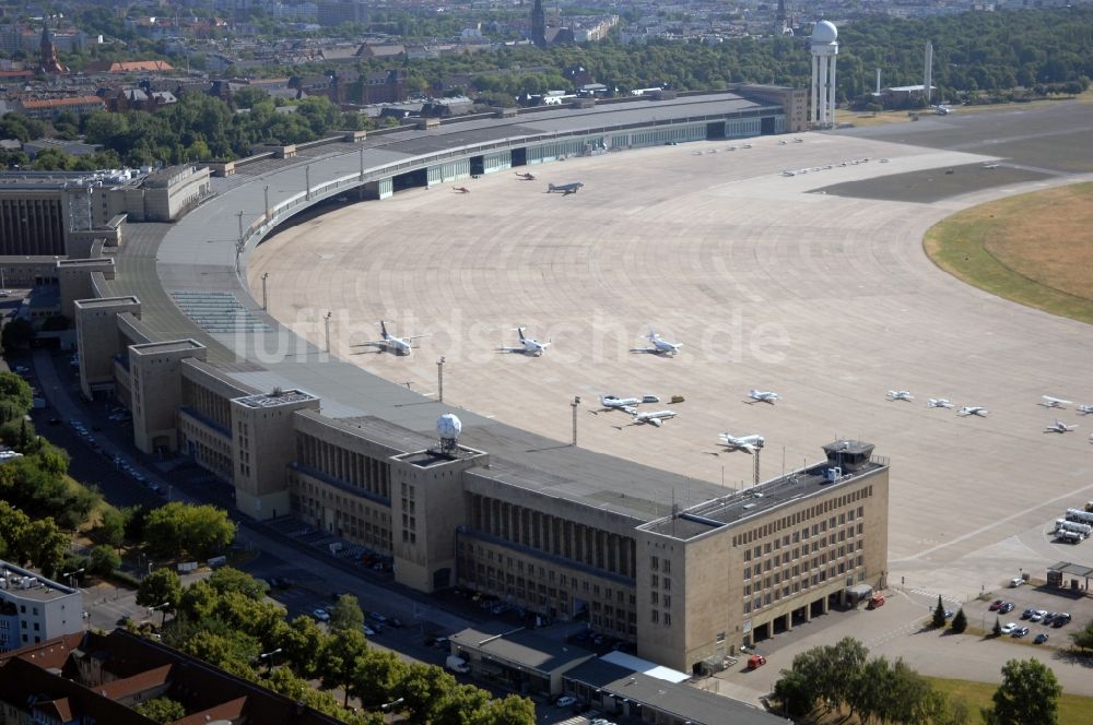 Berlin von oben - Abfertigungs- Gebäude und Terminals auf dem Gelände des Flughafen im Ortsteil Tempelhof in Berlin, Deutschland