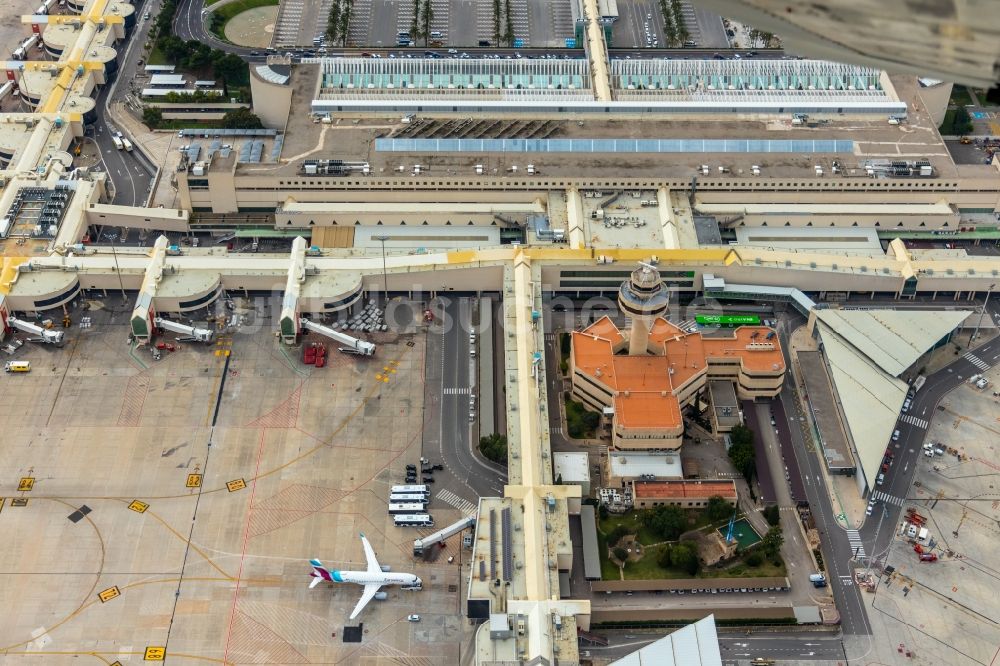 Palma von oben - Abfertigungs- Gebäude und Terminals auf dem Gelände des Flughafen in Palma in Islas Baleares, Spanien