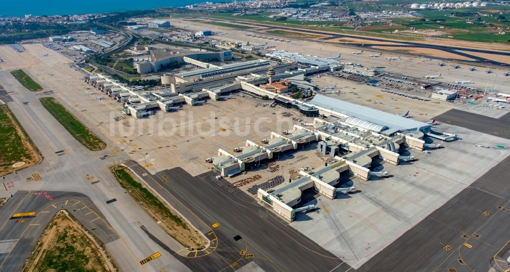 Palma von oben - Abfertigungs- Gebäude und Terminals auf dem Gelände des Flughafen in Palma in Islas Baleares, Spanien