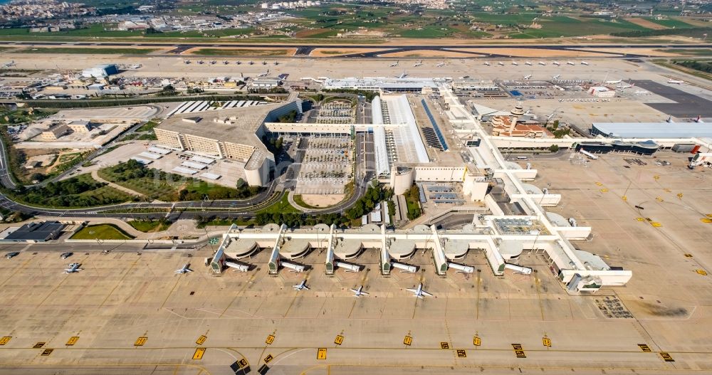 Luftbild Palma - Abfertigungs- Gebäude und Terminals auf dem Gelände des Flughafen in Palma in Islas Baleares, Spanien